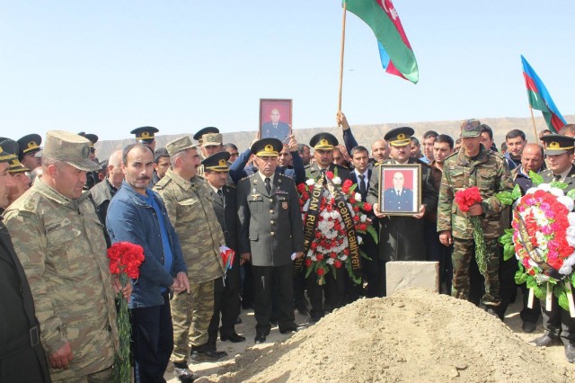 Şəhidimiz izdihamla dəfn olundu - Fotolar